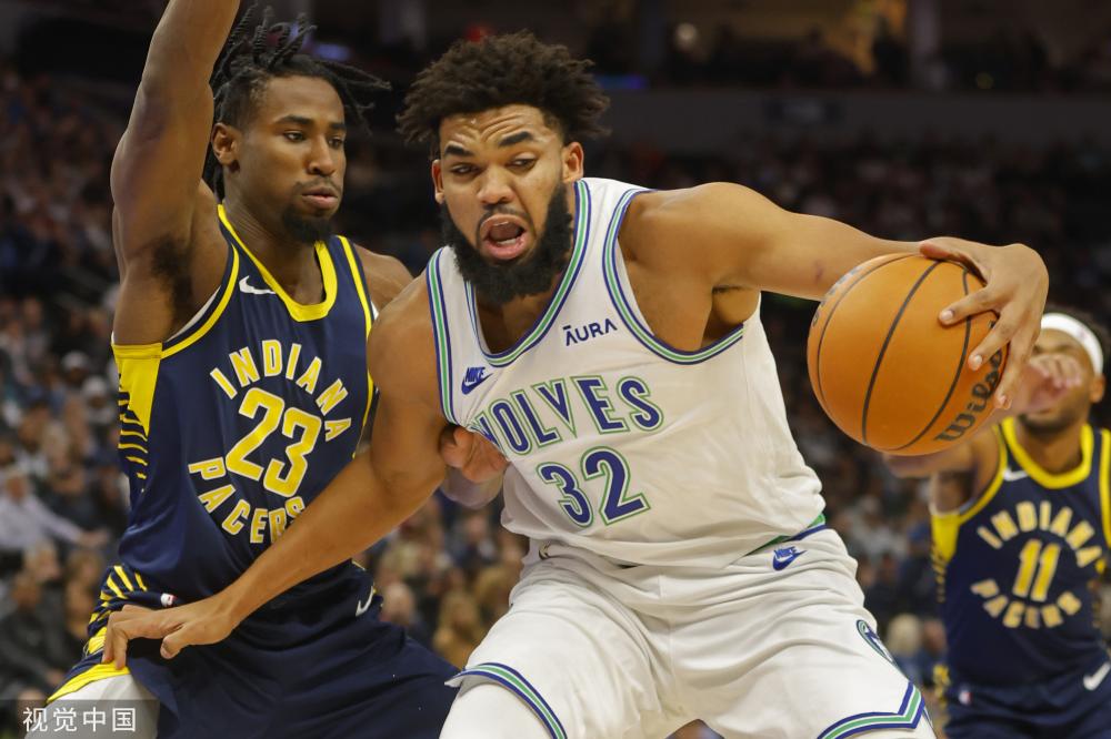 试图吸引他 试图吸引他