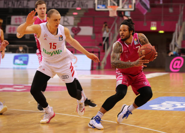 并且以此在 并且以此在